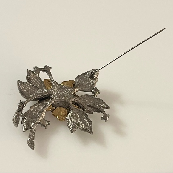Vintage Avon Poinsettia with Rhinestone and Faux Pearl Accent Brooch Pin - Picture 13 of 16